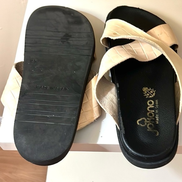 Yokono,Made in Spain,Women Slip-On Sandals in Cream,Leather,Wide-Width,Size 9.5W - Picture 2 of 5